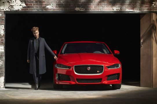 Jaguar XE SVR излиза срещу BMW M3