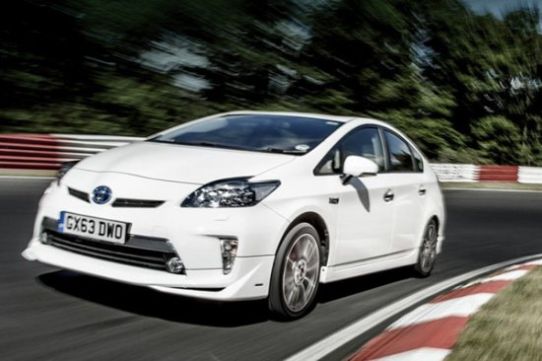 Стандартен хибрид Toyota Prius с рекорд на Нюрбургринг - видео